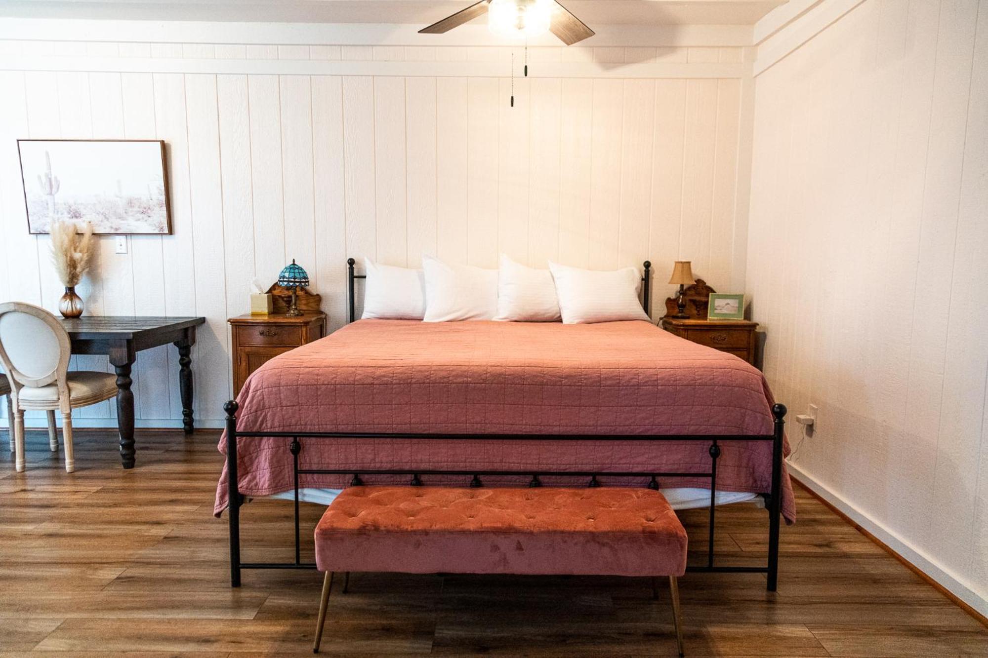 Sagebrush Inn Tombstone Cameră foto A bedroom at the Inn at the Opera