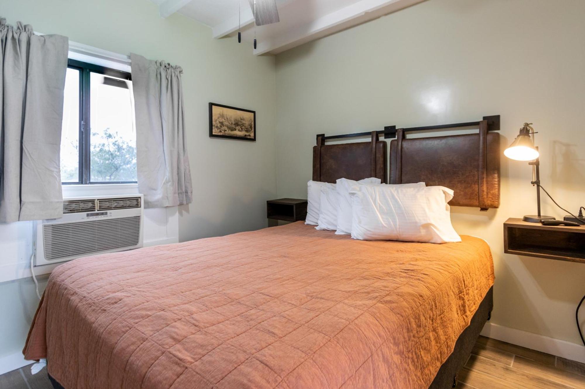 Sagebrush Inn Tombstone Cameră foto A room at the hotel