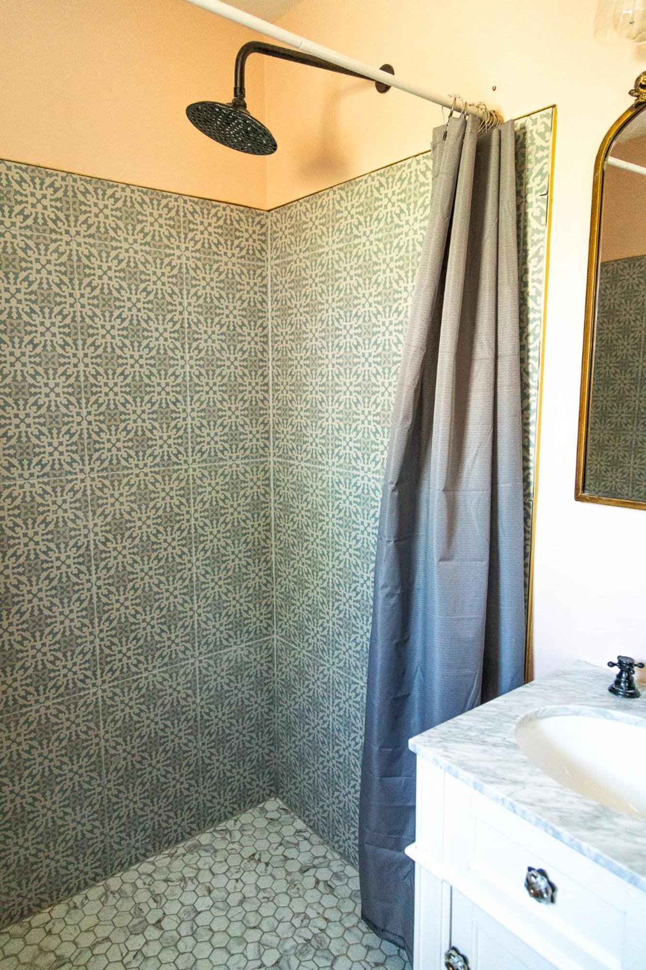Sagebrush Inn Tombstone Cameră foto A shower curtain