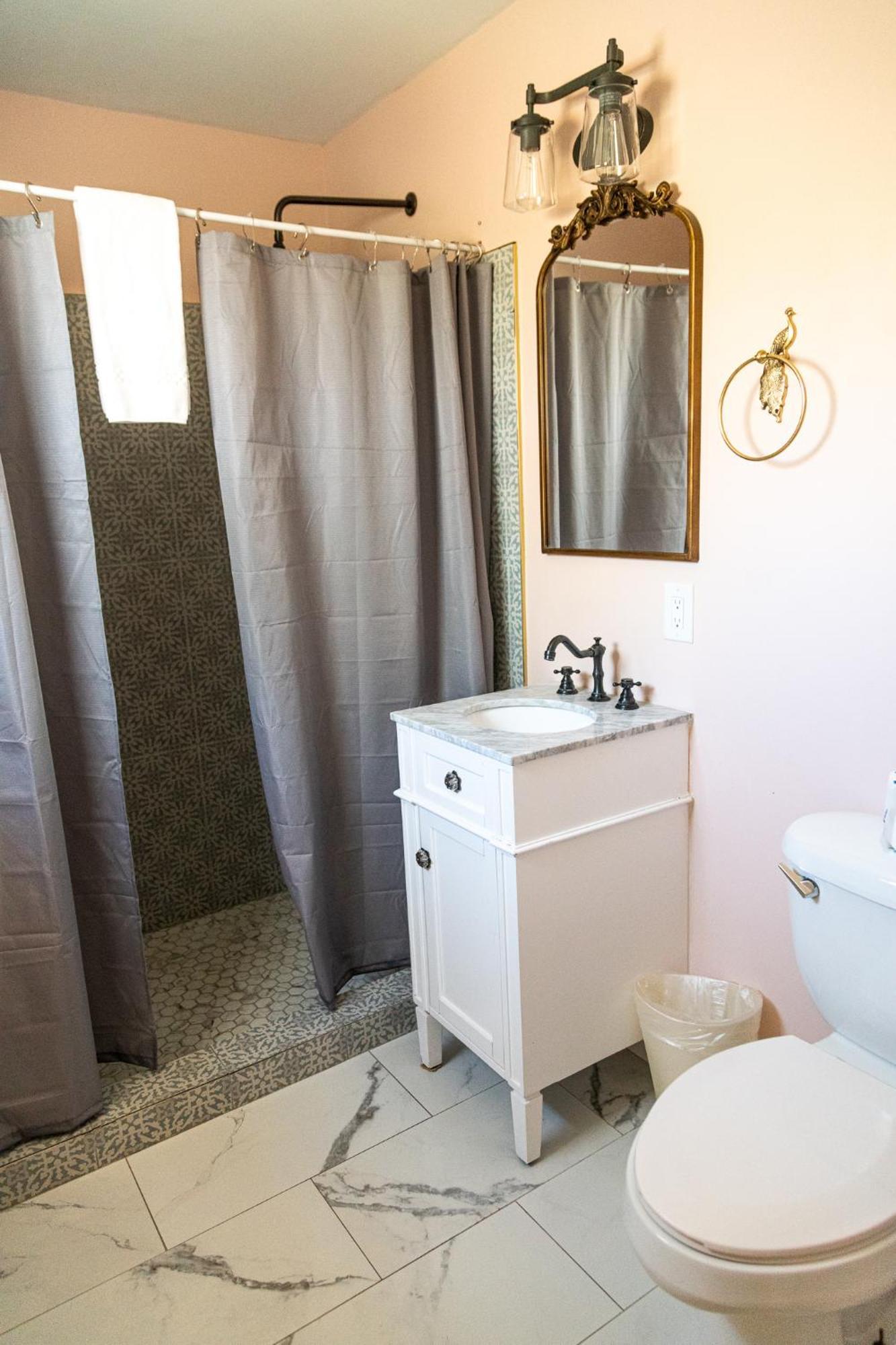 Sagebrush Inn Tombstone Cameră foto Bathroom with shower curtain